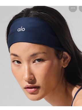 NWT ALO Yoga Performance Conquer Headband 
Navy OS